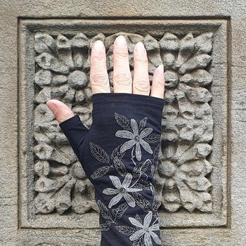 Merino Fingerless Gloves Black Clematis