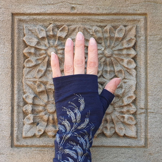 Merino Fingerless Gloves Ink Harakeke