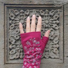 Merino Fingerless Gloves Fuchsia Korokio-lifestyle-The Vault