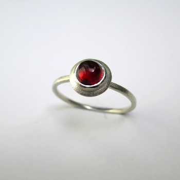 Little Gem Ring Garnet K-O