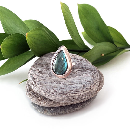 Labradorite Drop Hammer Textred Band Ring