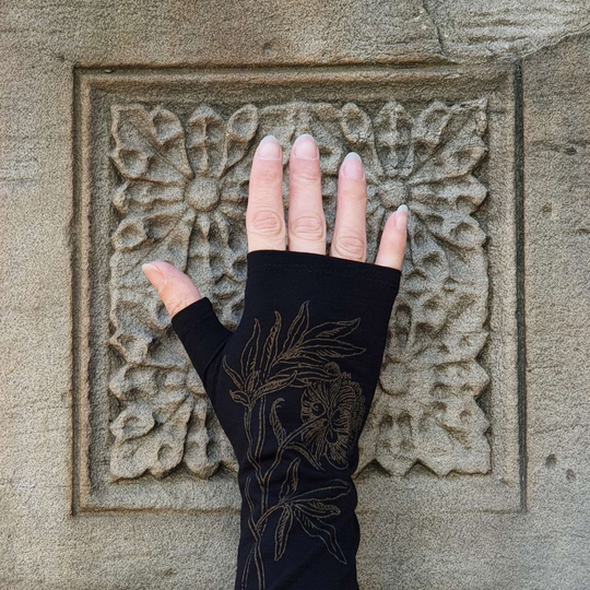 Merino Fingerless Gloves Black Peony