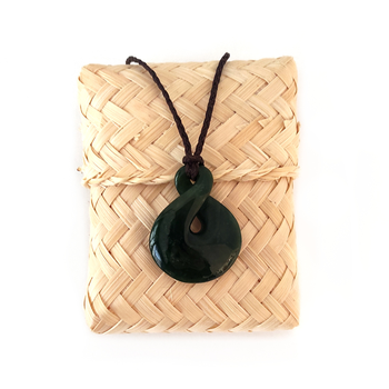 Pounamu Pendant Twist Kawakawa