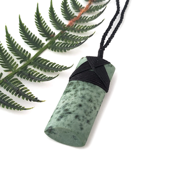 Pounamu Pendant Lashed Toki