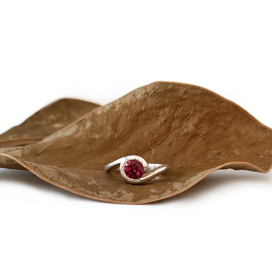 Garnet Round Wave Ring Silver
