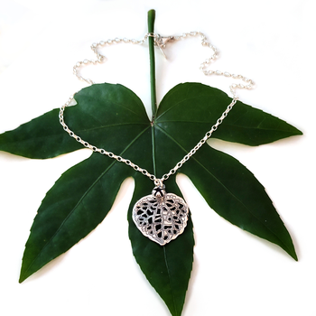 Small Kawakawa Necklace Silver with Garnet