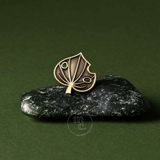 Kawakawa Leaf Antique Gold Pin-jewellery-The Vault