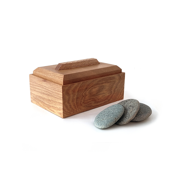 Medium Rimu Taonga Box Oak Insert Lid with Handle