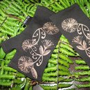 Merino Mitts Short Koru Pohutukawa Black